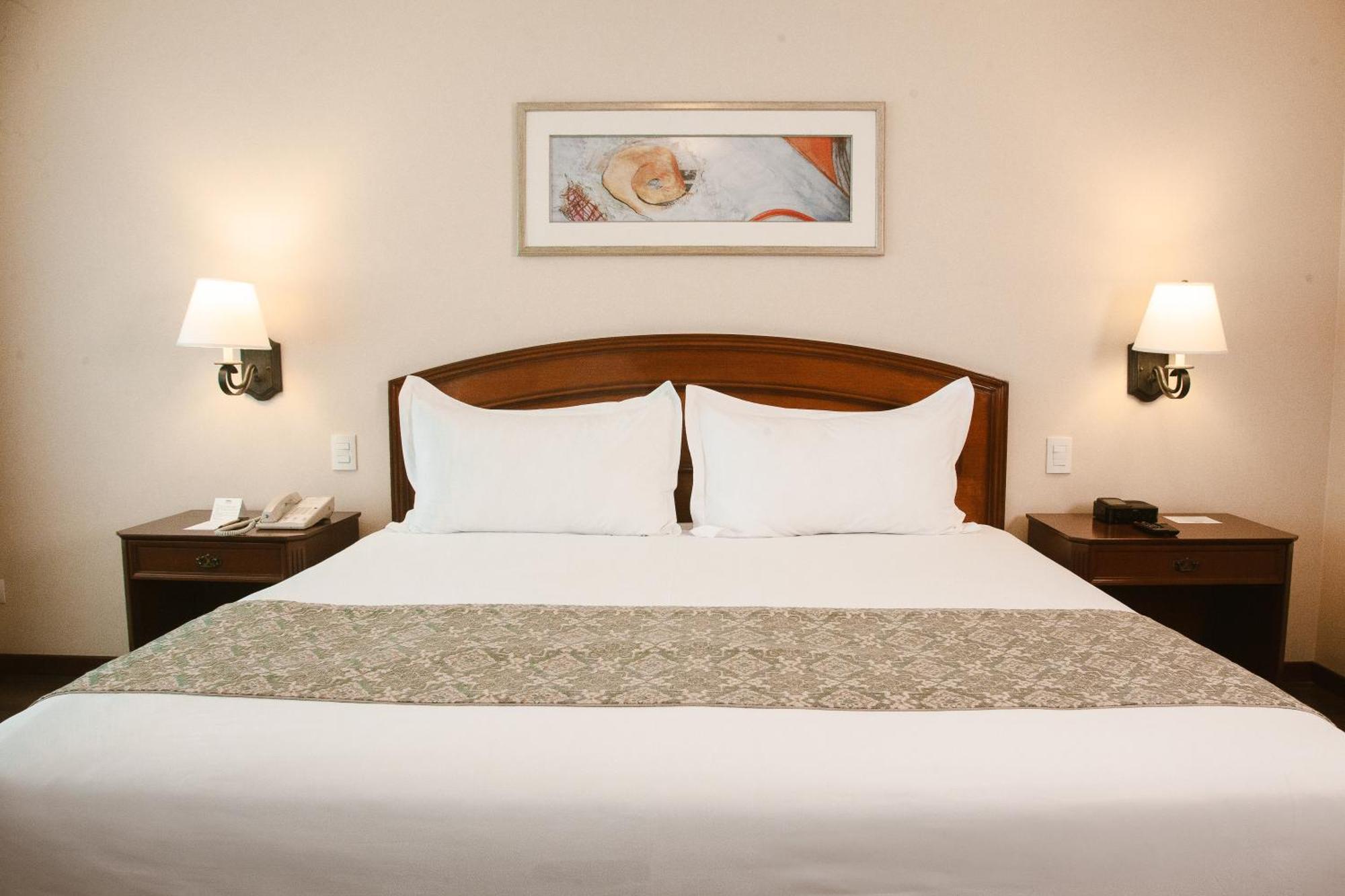 Los Tallanes Hotel & Suites Lima Exterior photo